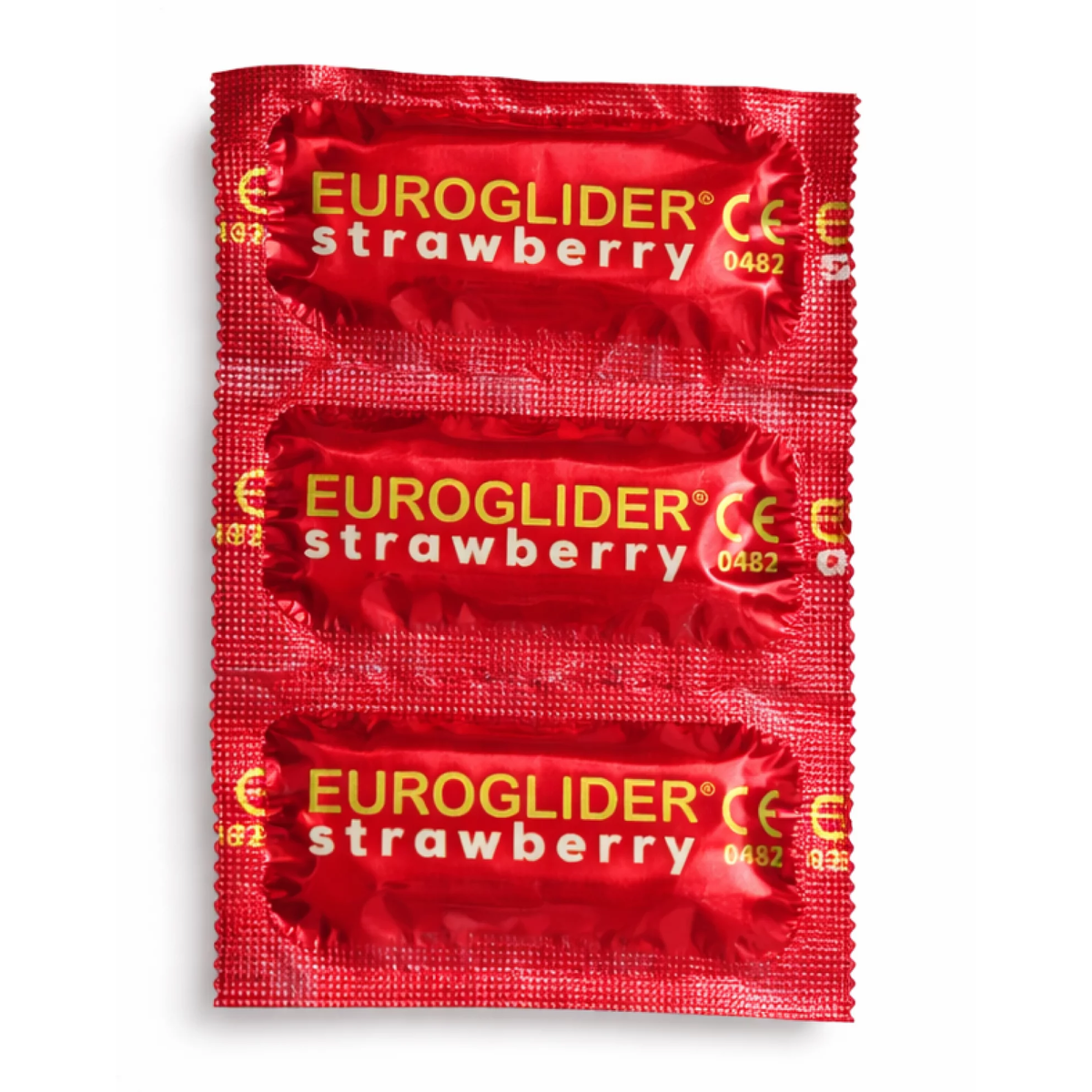 Direct top-down view of a 3-pack strip of EuroGlider Strawberry condoms in metallic red foil packaging with yellow branding and CE markings. Hauptbild