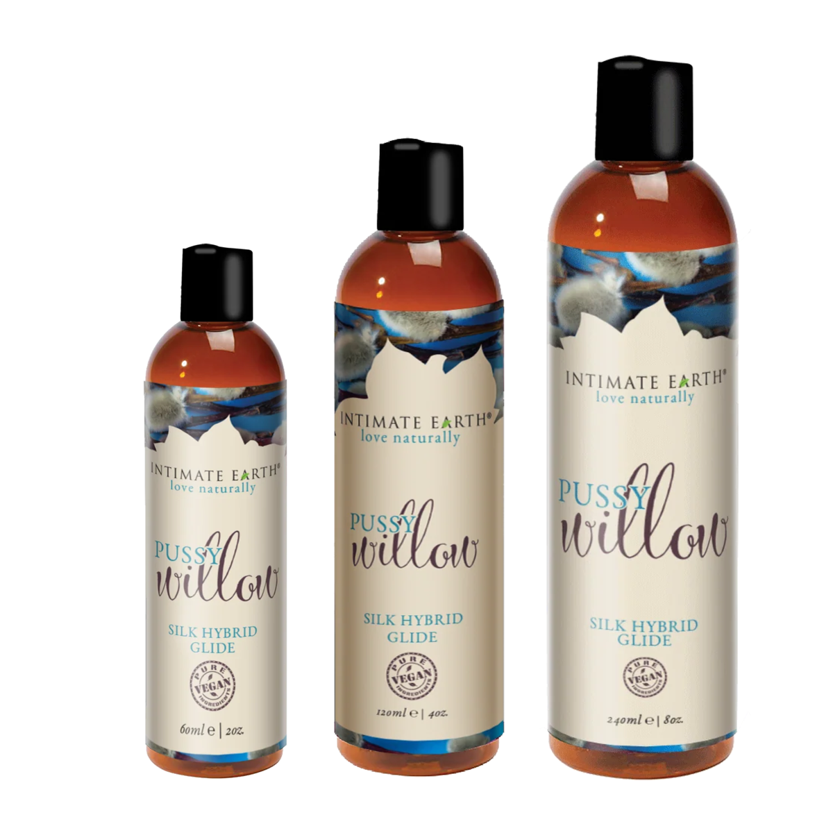 Size lineup shot displaying three amber bottles of Intimate Earth Pussy Willow silk hybrid glide standing side by side in 60 ml (2 fl oz), 120 ml (4 fl oz), and 240 ml (8 fl oz) capacities. Hauptbild