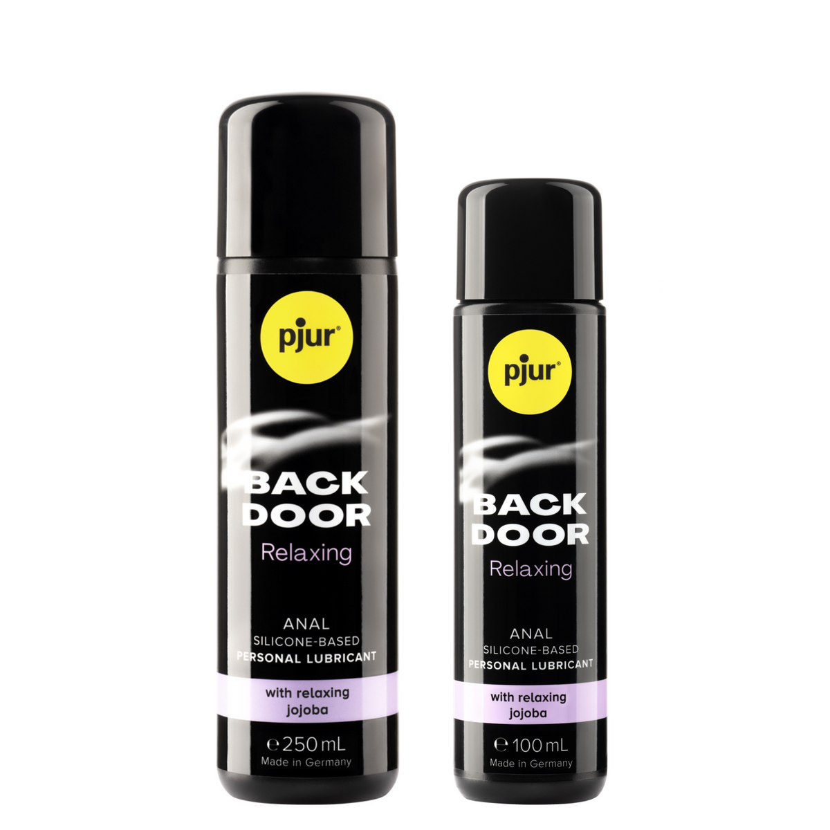 black bottles of Pjur Back Door Relaxing personal lubricant are lined up against a white background, decreasing in size from left to right. Each bottle has a yellow circular "pjur" logo at the top left. Below the logo, the words "BACK DOOR" are prominently displayed in white, with "Relaxing" written in a light purple banner underneath.  Hauptbild